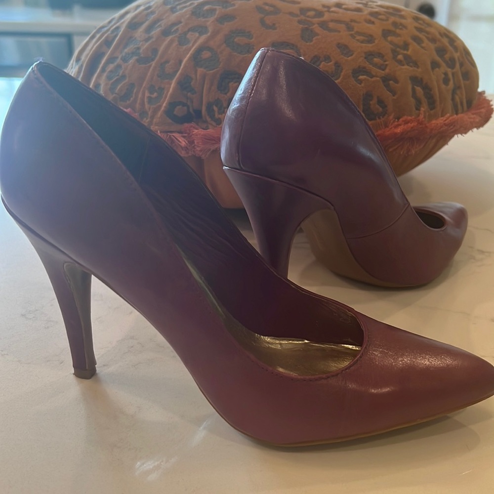 Gently used size 7 Steve Madden heels.
